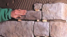 En tenant compte des joints. Rompre les joints horizontaux et verticaux tous les 30 - 40 cm.